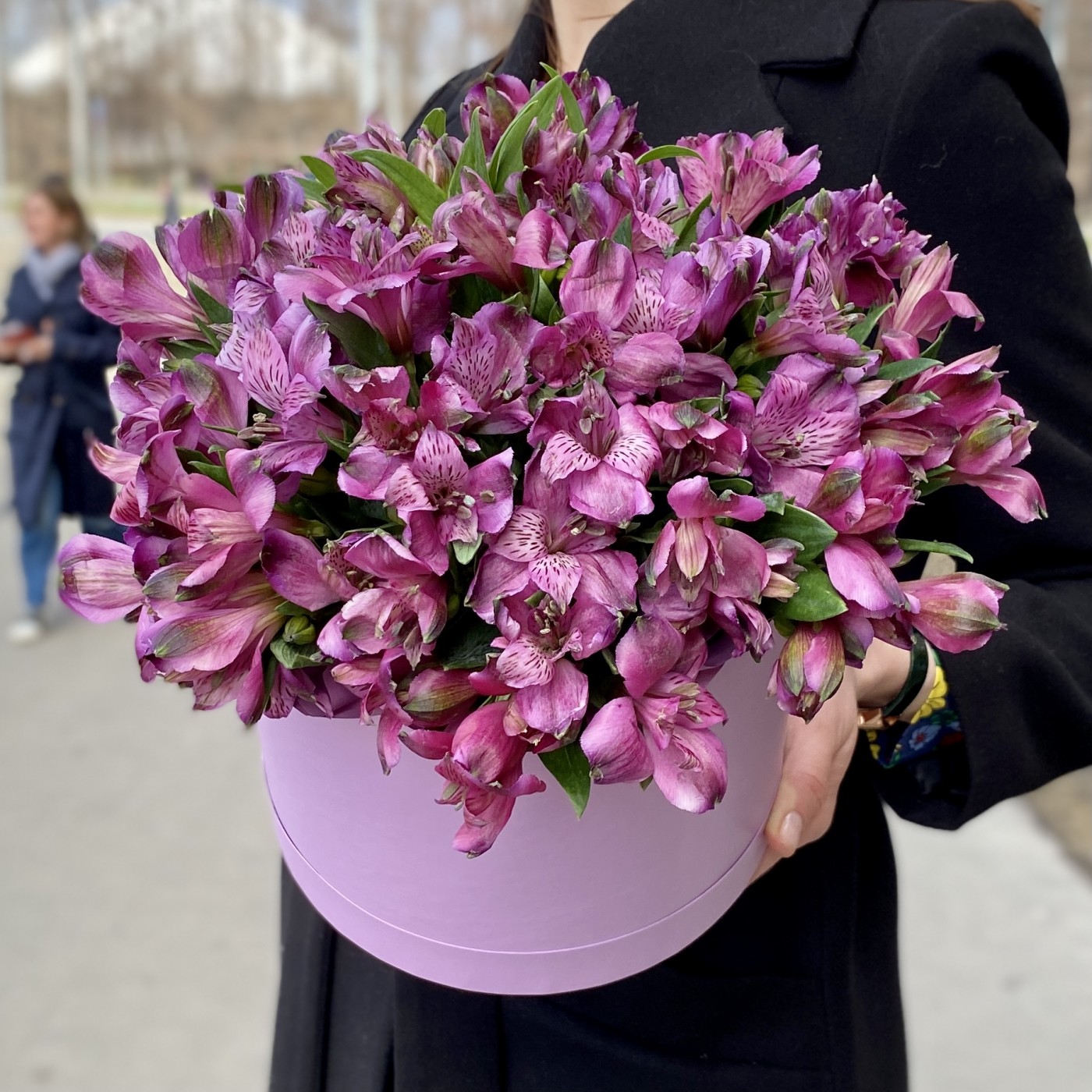 29 Фиолетовых Альстромерий в декоративной коробке